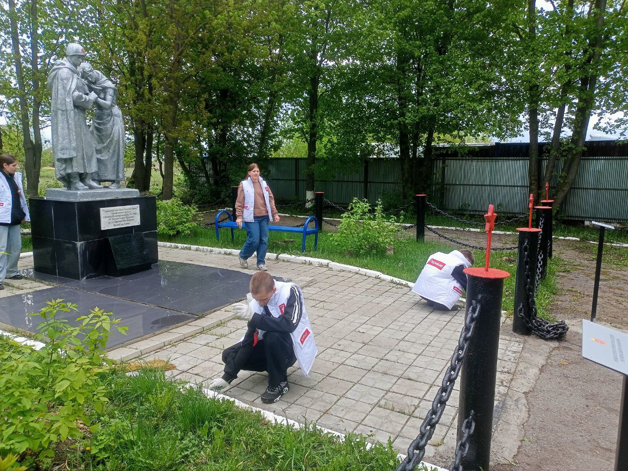 Трудовой десант на могиле Неизвестного солдата.