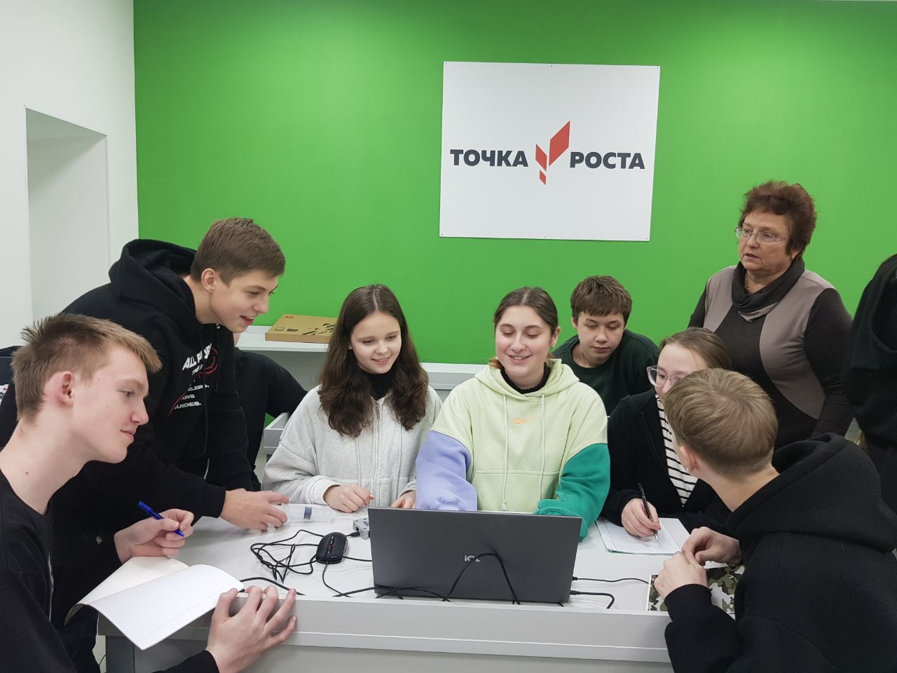 В центре «Точка роста» прошла лабораторная работа по физике.